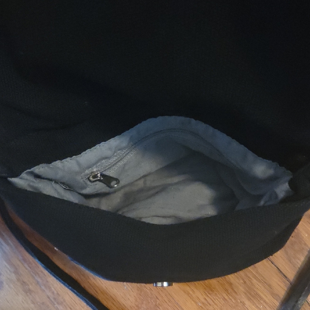 Legend Of Zelda black Crossbody Bag with Silver Triforce Crest - Picture 3 of 4
